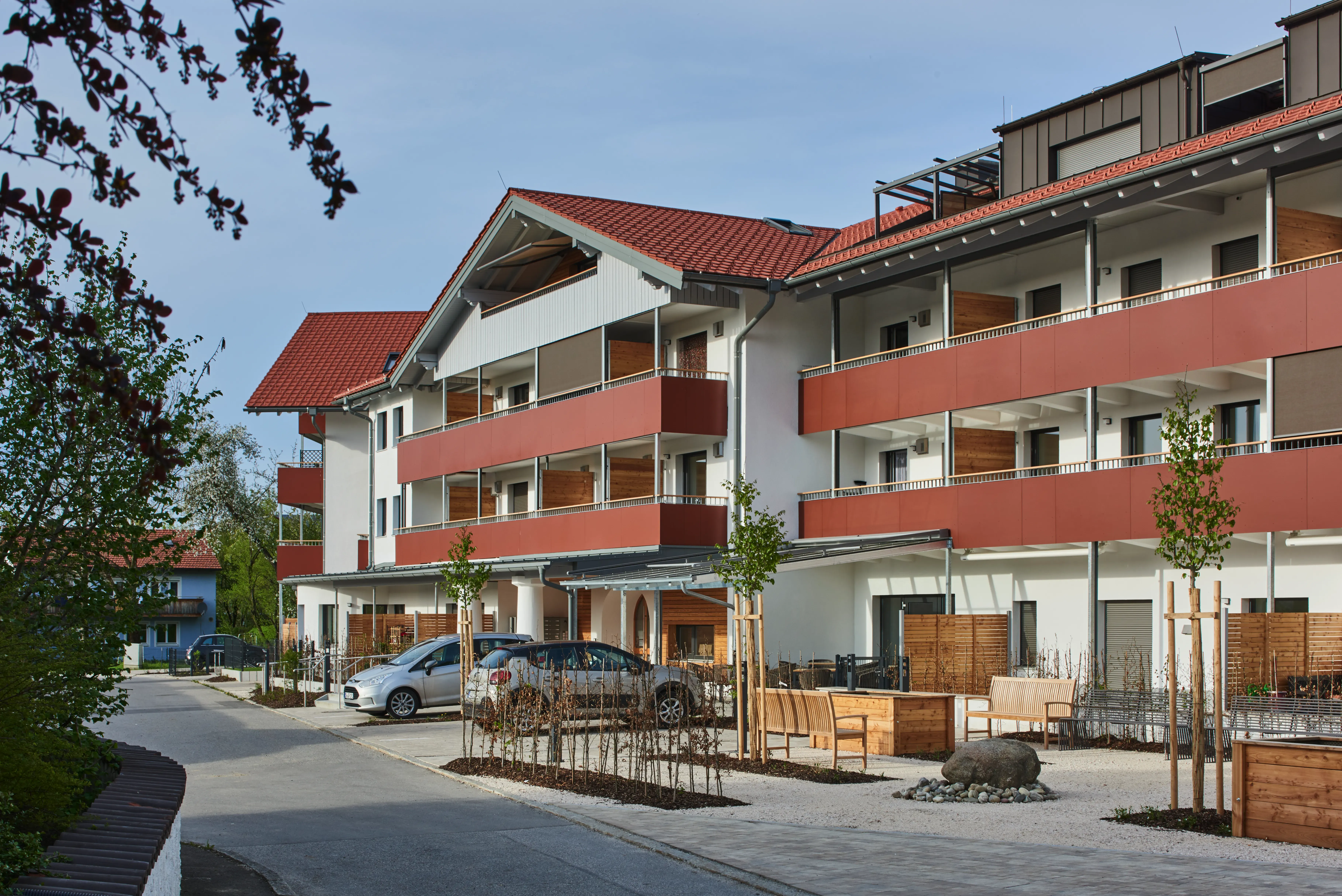 Westansicht mit Eingangsbereich